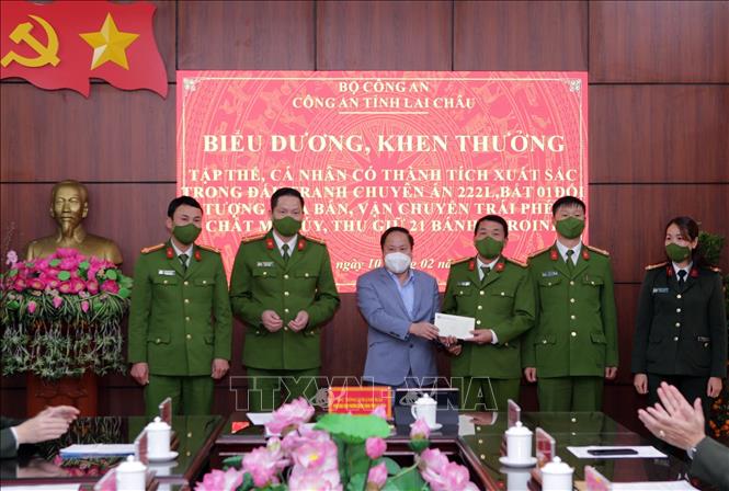 Phó Chủ tịch Thường trực UBND tỉnh Lai Châu Tống Thanh Hải thưởng nóng 10 triệu đồng cho lực lượng phá án công an tỉnh Lai. Ảnh: Quý Trung – TTXVN