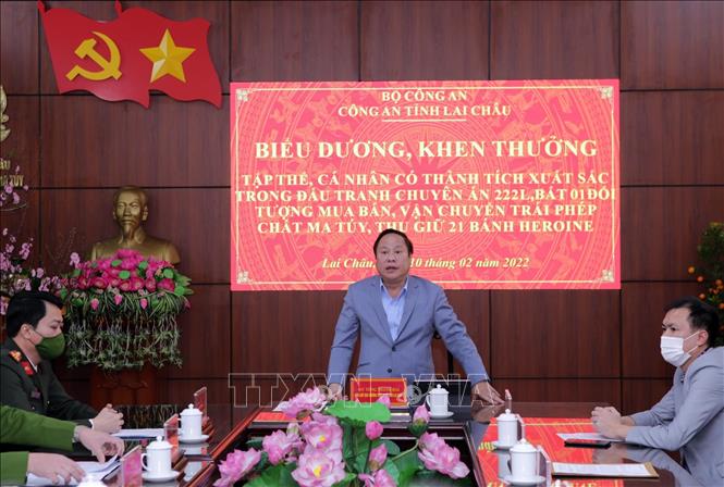 Phó Chủ tịch Thường trực UBND tỉnh Lai Châu Tống Thanh Hải chúc mừng công an tỉnh Lai Châu đã lập chiến công đầu Xuân 2022. Ảnh: Quý Trung – TTXVN