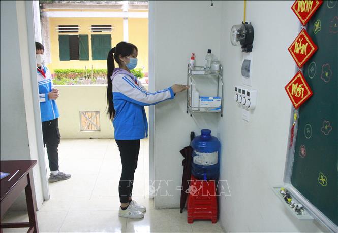 Photo: Schools are asked to stay vigilant and ensure quality and efficiency of in-person classes, refrain from holding group activities, as well as build scenarios and stand ready to respond to the COVID-19 outbreak situation. VNA Photo: Hải Yến