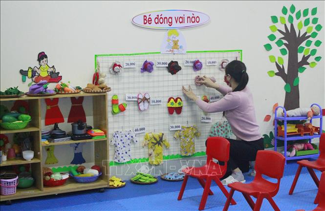 Photo: Schools are asked to stay vigilant and ensure quality and efficiency of in-person classes, refrain from holding group activities, as well as build scenarios and stand ready to respond to the COVID-19 outbreak situation. VNA Photo: Hải Yến