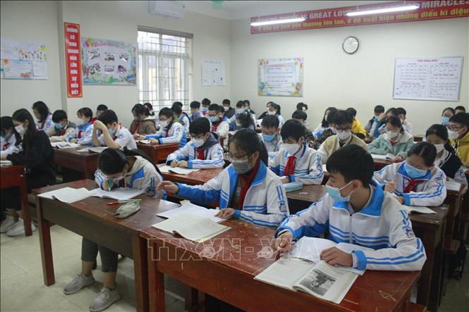 Photo: Schools are asked to stay vigilant and ensure quality and efficiency of in-person classes, refrain from holding group activities, as well as build scenarios and stand ready to respond to the COVID-19 outbreak situation. VNA Photo: Hải Yến
