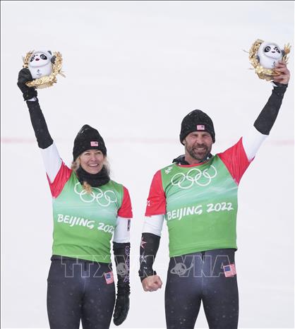 Trong ảnh: Lindsey Jacobellis và Nick Baumgartner giành Huy chương Vàng ở nội dung trượt ván trên tuyết đồng đội tại Olympic mùa Đông Bắc Kinh 2022 . Ảnh: THX/TTXVN