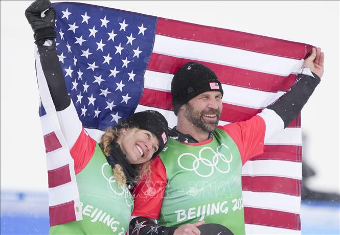 Trong ảnh: Lindsey Jacobellis và Nick Baumgartner giành Huy chương Vàng ở nội dung trượt ván trên tuyết đồng đội tại Olympic mùa Đông Bắc Kinh 2022 . Ảnh: THX/TTXVN