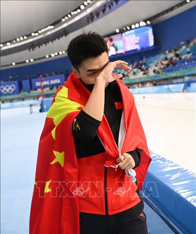 Trong ảnh: Những giọt nước mắt sung sướng của vận động viên Gao Tingyu sau khi giành chiến thắng ở nội dung trượt băng tốc độ nam 500 mét tại Olympic mùa Đông Bắc Kinh 2022. Ảnh: THX/TTXVN