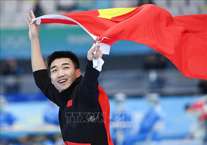 Trong ảnh: Niềm vui của vận động viên Gao Tingyu sau khi giành chiến thắng ở nội dung trượt băng tốc độ nam 500 mét tại Olympic mùa Đông Bắc Kinh 2022. Ảnh: THX/TTXVN
