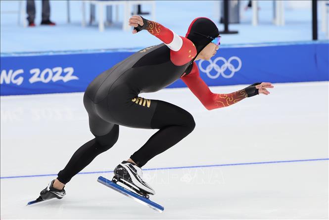 Trong ảnh:  Vận động viên Gao Tingyu thi đấu ở nội dung trượt băng tốc độ nam 500 mét tại Olympic mùa Đông Bắc Kinh 2022. Ảnh: THX/TTXVN