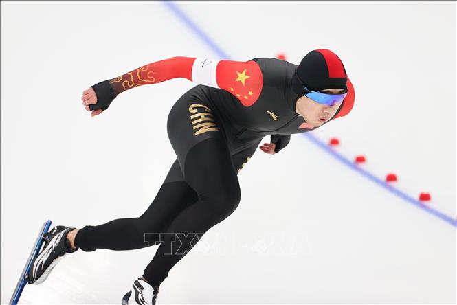 Trong ảnh:  Vận động viên Gao Tingyu thi đấu ở nội dung trượt băng tốc độ nam 500 mét tại Olympic mùa Đông Bắc Kinh 2022. Ảnh: THX/TTXVN