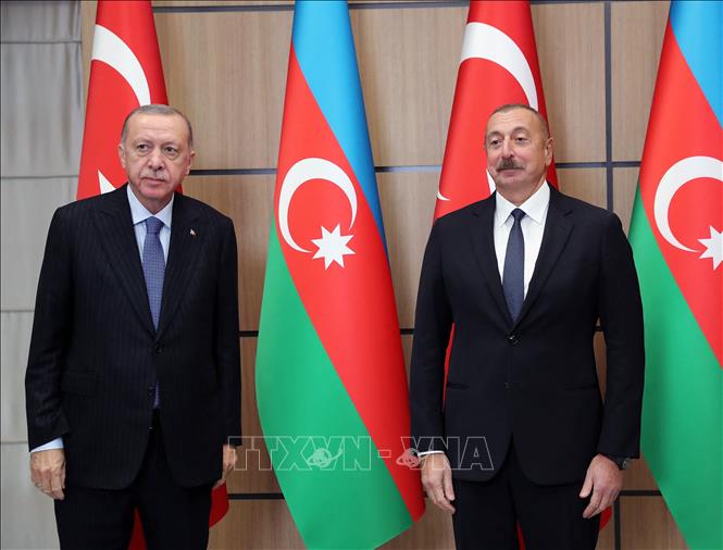 Trong ảnh: Tổng thống Thổ Nhĩ Kỳ Recep Tayyip Erdogan (trái) và người đồng cấp Azerbaijan Ilham Aliyev (phải) tại cuộc gặp ở Zangilan ngày 26/10/2021. Ảnh: AFP/TTXVN