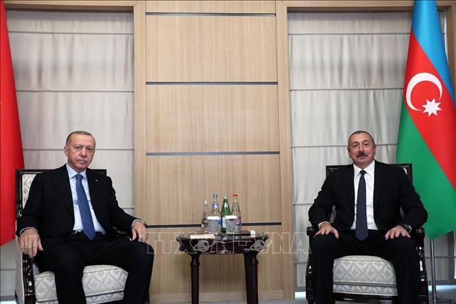 Trong ảnh: Tổng thống Thổ Nhĩ Kỳ Recep Tayyip Erdogan (trái) và người đồng cấp Azerbaijan Ilham Aliyev (phải) tại cuộc gặp ở Zangilan ngày 26/10/2021. Ảnh: AFP/TTXVN