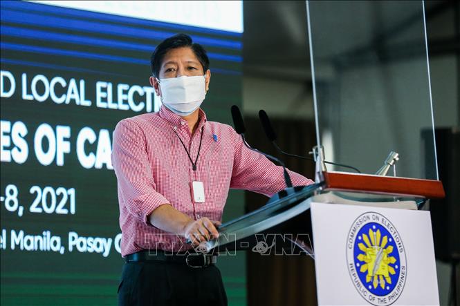 Trong ảnh: Ứng cử viên Tổng thống Philippines Ferdinand Marcos Jr phát biểu sau khi đăng ký tranh cử tại Pasay ngày 6/10/2021. Ảnh: AFP/TTXVN