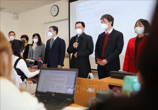 Thứ trưởng Bộ Giáo dục và Đào tạo Hoàng Minh Sơn hỏi thăm, động viên sinh viên trường Đại học Kinh tế Quốc dân. Ảnh: Thanh Tùng - TTXVN 
