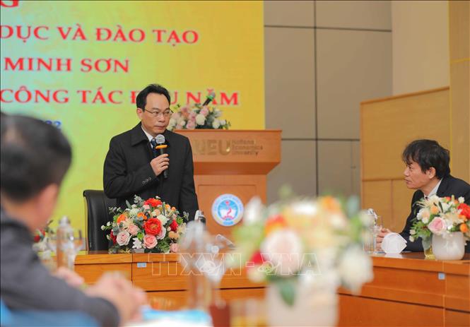 Thứ trưởng Bộ Giáo dục và Đào tạo Hoàng Minh Sơn làm việc với trường Đại học Kinh tế Quốc dân. Ảnh: Thanh Tùng - TTXVN