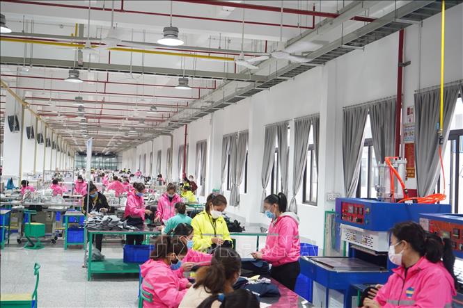 Trong ảnh: 4.500 công nhân Công ty TNHH Viet Glory đã đi làm trở lại ngày 14/2. Ảnh: Bích Huệ - TTXVN