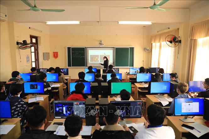 Trong ảnh: Sinh viên K15 lớp Thiết kế đồ hoạ Khoa Công nghệ thông tin học trực tiếp tại Trường Cao đẳng cơ điện Hà Nội buổi đầu tiên sau học kỳ I phải học trực tuyến. Ảnh: Hoàng Hiếu - TTXVN 