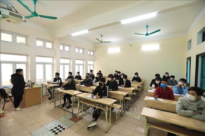 Trong ảnh: Sáng 14/2, 90% học sinh, sinh viên học ca sáng Trường cao đẳng cơ điện Hà Nội đã đến lớp học trực tiếp. Ảnh: Hoàng Hiếu - TTXVN 