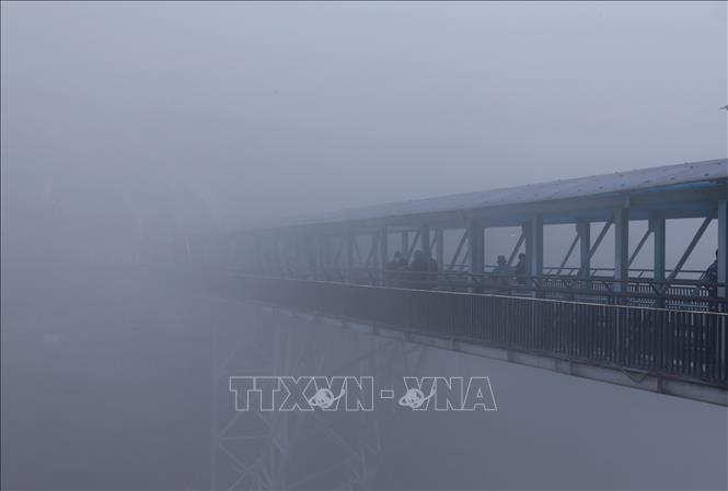 Trong ảnh: Cầu kính có lối đi rộng khoảng 5 m với độ dài 60 m tính từ buồng thang máy. Chủ đầu tư cho biết: “cây cầu được thiết kế với 3 lớp kính cường lực, xen kẽ là 2 lớp phim đặc biệt. Trong trường hợp cả 3 lớp kính có nứt, vỡ thì cũng không thể thủng