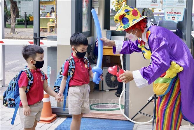 Photo: Kindergarten students of Royal International Bilingual School are welcomed back to school. VNA Photo: Hồng Giang