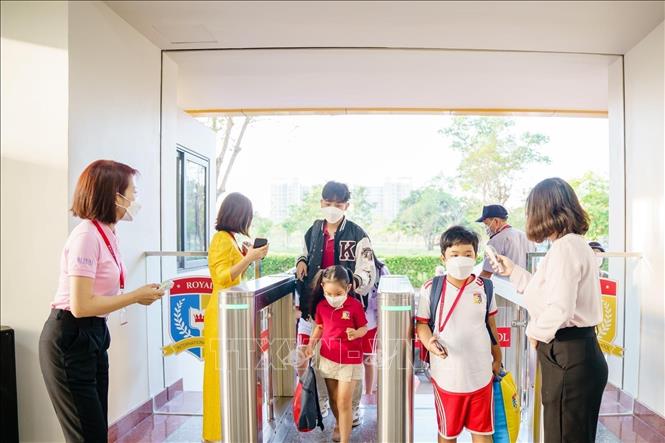 Photo: Kindergarten students of Royal International Bilingual School are welcomed back to school. VNA Photo: Hồng Giang
