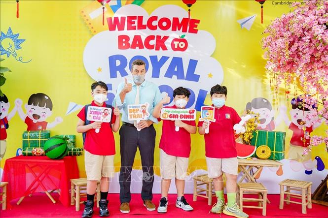 Photo: Kindergarten students of Royal International Bilingual School are welcomed back to school. VNA Photo: Hồng Giang