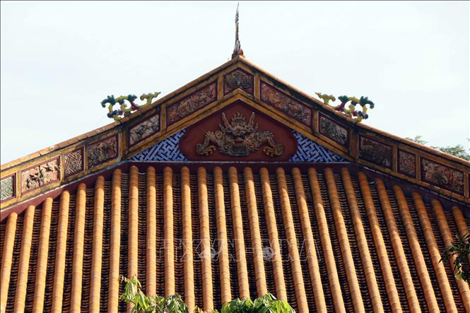 Trong ảnh: Biều tượng Hổ phù trên mái điện ở Lăng vua Đồng Khánh. Ảnh: Đỗ Trưởng – TTXVN