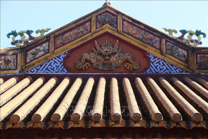 Trong ảnh: Biều tượng Hổ phù trên mái điện ở Lăng vua Đồng Khánh. Ảnh: Đỗ Trưởng – TTXVN