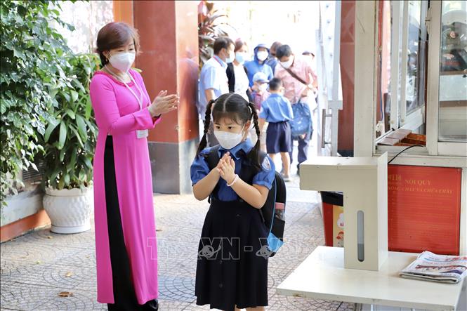 Photo:  Use of alcohol-based hand sanitizers are recommended for primary students at Hoa Binh Primary School in district 1 on the first day back to school. VNA Photo: Hồng Giang