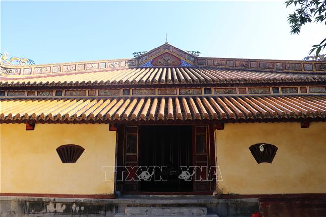 Trong ảnh: Biều tượng Hổ phù trên mái điện ở Lăng vua Đồng Khánh. Ảnh: Đỗ Trưởng – TTXVN