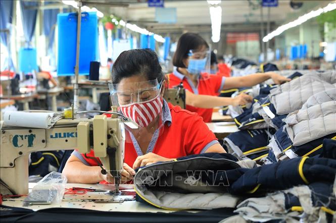 Trong ảnh: Công nhân sản xuất tại Công ty CP may Chiến Thắng. Ảnh: Tuấn Anh - TTXVN