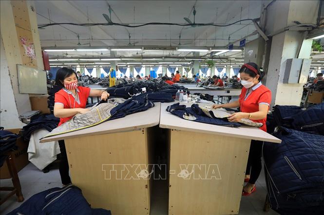 Trong ảnh: Mức lương của công nhân được nâng lên sau kỳ nghỉ tết Nguyên đán 2022. Ảnh: Tuấn Anh - TTXVN