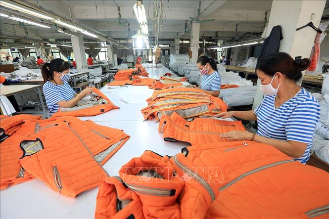 Trong ảnh: Các sản phẩm may mặc của Công ty CP may Chiến Thắng phục vụ nhu cầu trong nước và quốc tế. Ảnh: Tuấn Anh - TTXVN