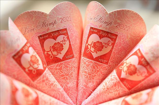 Photo: A special feature of the “Love Stamps” released this year is the Vernish-printed stamp which places a rose in the centre of the stamp template, incorporating a sweet rose scent. VNA Photo: Minh Quyết