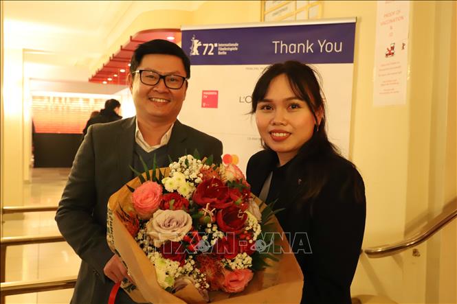 Trong ảnh: Đại biện Đại sứ quán Việt Nam tại Đức Đặng Chung Thuỷ tặng hoa chúc mừng đại diện nhà đồng sản xuất phim 