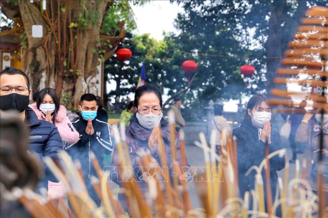 Người dân đi lễ cầu bình an tại chùa Trấn Quốc. Ảnh: Tuấn Đức - TTXVN