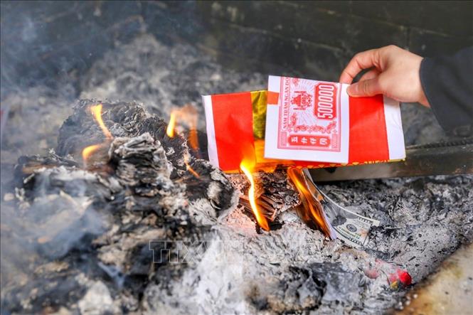 Hoá vàng sau khi làm lễ tại chùa Trấn Quốc. Ảnh: Tuấn Đức - TTXVN