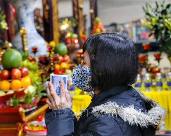 Người dân đi lễ cầu bình an tại chùa Trấn Quốc. Ảnh: Tuấn Đức - TTXVN