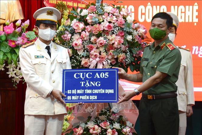 Trong ảnh: Thiếu tướng Lê Minh Mạnh, Phó Cục Trưởng Cục An ninh mạng và phòng, chống tội phạm sử dụng công nghệ cao A05 - Bộ Công an (bên phải) tặng quà chúc mừng Phòng An ninh mạng và phòng, chống tội phạm sử dụng công nghệ cao. Ảnh: Quốc Dũng - TTXVN