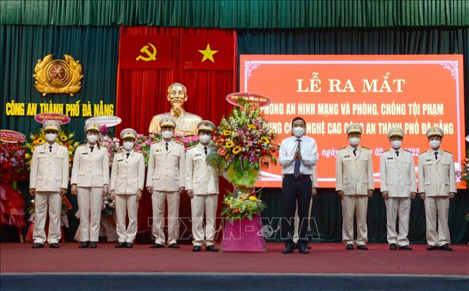 Trong ảnh: Chủ tịch UBND thành phố Đà Nẵng Lê Trung Chinh (áo trắng, đứng giữa) tặng hoa chúc mừng Phòng An ninh mạng và phòng, chống tội phạm sử dụng công nghệ cao. Ảnh: Quốc Dũng - TTXVN