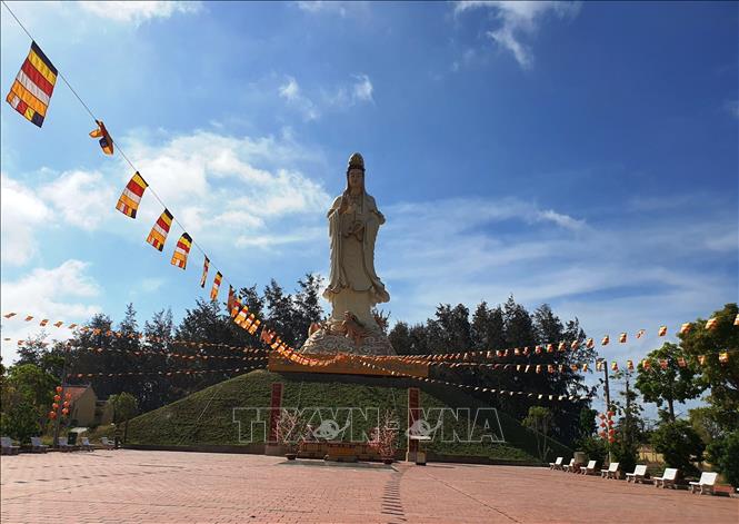Trong ảnh: Tượng Phật mẫu Quán Thế âm Bồ tát cao 25m là tượng Phật mẫu cao nhất trên địa bàn tỉnh Trà Vinh. Ảnh: Ánh Tuyết – TTXVN