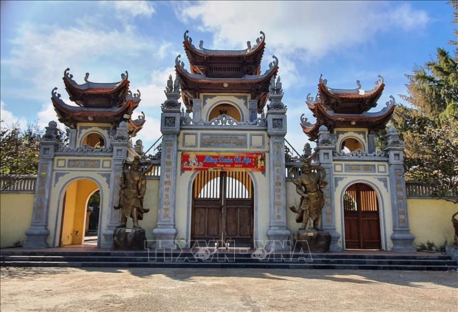 Trong ảnh: Cổng chính vào Thiền viện, hai bên cổng là hai tượng Vi Đà Hộ Pháp (Ông Thiện) bên trái và tượng Tiêu Diện Đại Sĩ (Ông Ác) bên phải. Ảnh: Ánh Tuyết – TTXVN