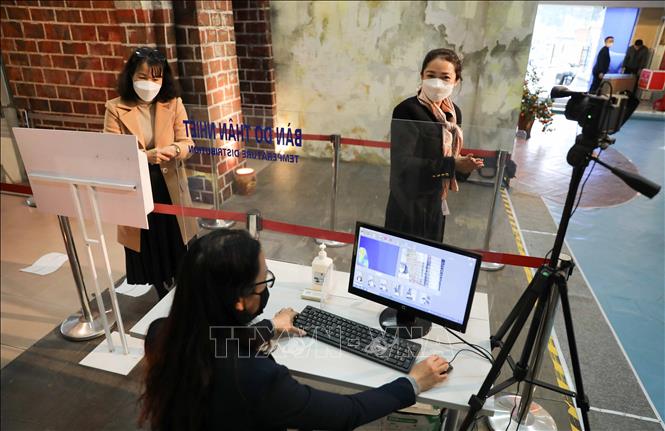Chuẩn bị cơ sở vật chất, phương tiện phòng dịch, bố trí đầy đủ máy đo thân nhiệt tự động, máy sát khuẩn tự động, mã QR checkin, khai báo y tế. Ảnh: Thanh Tùng - TTXVN 
