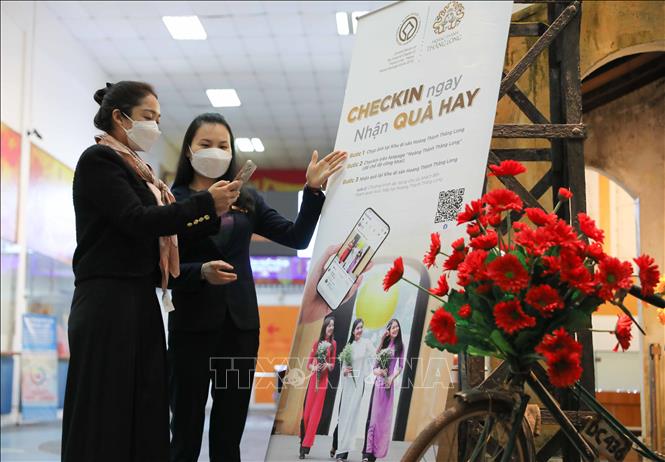 Đặc biệt, để chào đón du khách trở lại với di sản Hoàng thành Thăng Long, Trung tâm có chương trình Check in tặng quà, mỗi khách tham quan đến đây sẽ chụp ảnh, quét mã QR check in trên fanpage Hoàng thành Thăng Long và được tặng một món quà nhỏ với lời chúc may mắn đầu năm. Ảnh: Thanh Tùng - TTXVN 