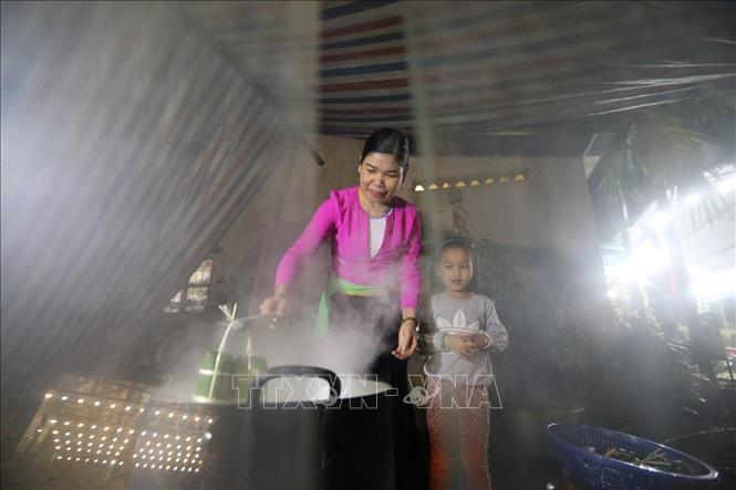 Bánh ống và bánh chưng của người Mường thường được gói trong các dịp lễ, tết và ngày rằm tháng Giêng. Ảnh: Trọng Đạt-TTXVN