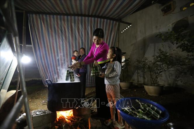 Sau khi gói xong, bánh ống và bánh chưng được luộc chung. Thời gian cho bánh chín vào khoảng 8-10 tiếng. Ảnh: Trọng Đạt-TTXVN