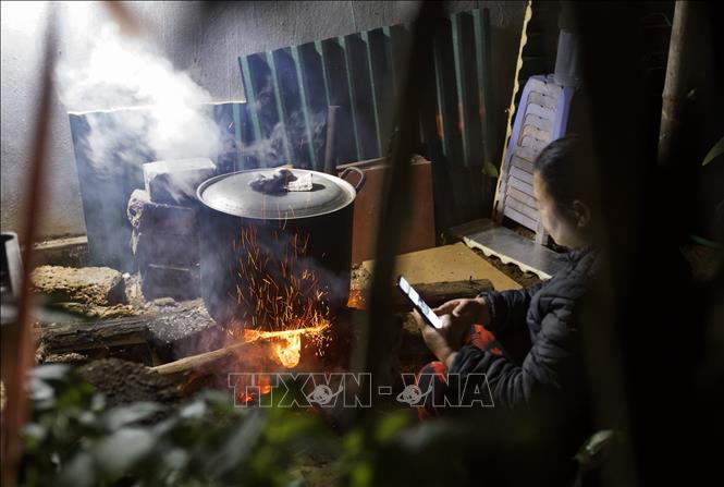 Ngồi bên bếp lửa canh nồi bánh chưng, bánh ống trong những ngày lạnh giá là hình ảnh gợi nhiều thương nhớ cho các thế hệ cứ mỗi dịp lễ, tết. Ảnh: Trọng Đạt-TTXVN