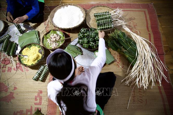 Bánh chưng, bánh ống là món ăn không thể thiếu của người Mường tỉnh Hoà Bình trong những ngày lễ, tết. Ảnh: Trọng Đạt-TTXVN