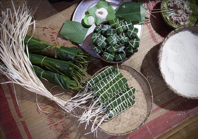 Nguyên liệu và vật liệu để làm ra những chiếc bánh ống, bánh chưng của người Mường Hoà Bình. Ảnh: Trọng Đạt-TTXVN