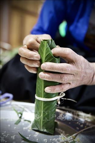 Bánh ống thường được những người cao tuổi trong nhà gói bởi khâu làm khuôn bánh đòi hỏi sự cầu kỳ và khéo léo. Ảnh: Trọng Đạt-TTXVN