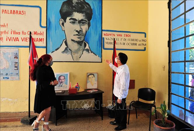 Photo: Vietnamese Ambassador to Cuba Le Thanh Tung visits the traditional corner of the school. VNA Photo: Lê Hà