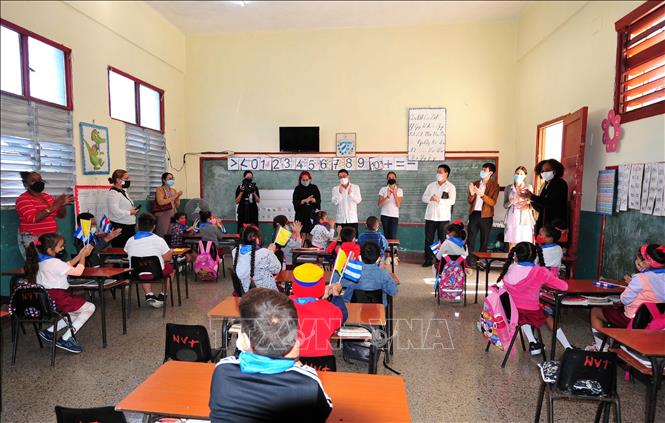 Photo: Vietnamese Ambassador to Cuba Le Thanh Tung visits a class of the school. VNA Photo: Lê Hà
