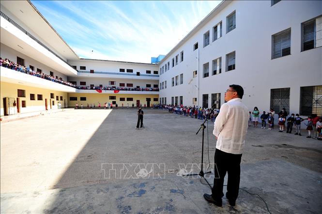 Photo: Vietnamese Ambassador to Cuba Le Thanh Tung speaks during his visit to the school. VNA Photo: Lê Hà